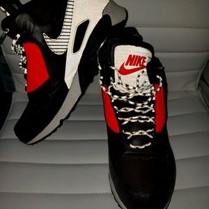 Gently worn Waterproof Sneakerboots no insole